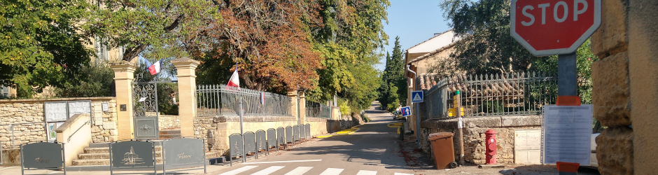 Stop devant l'école