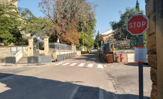 stop devant l'école